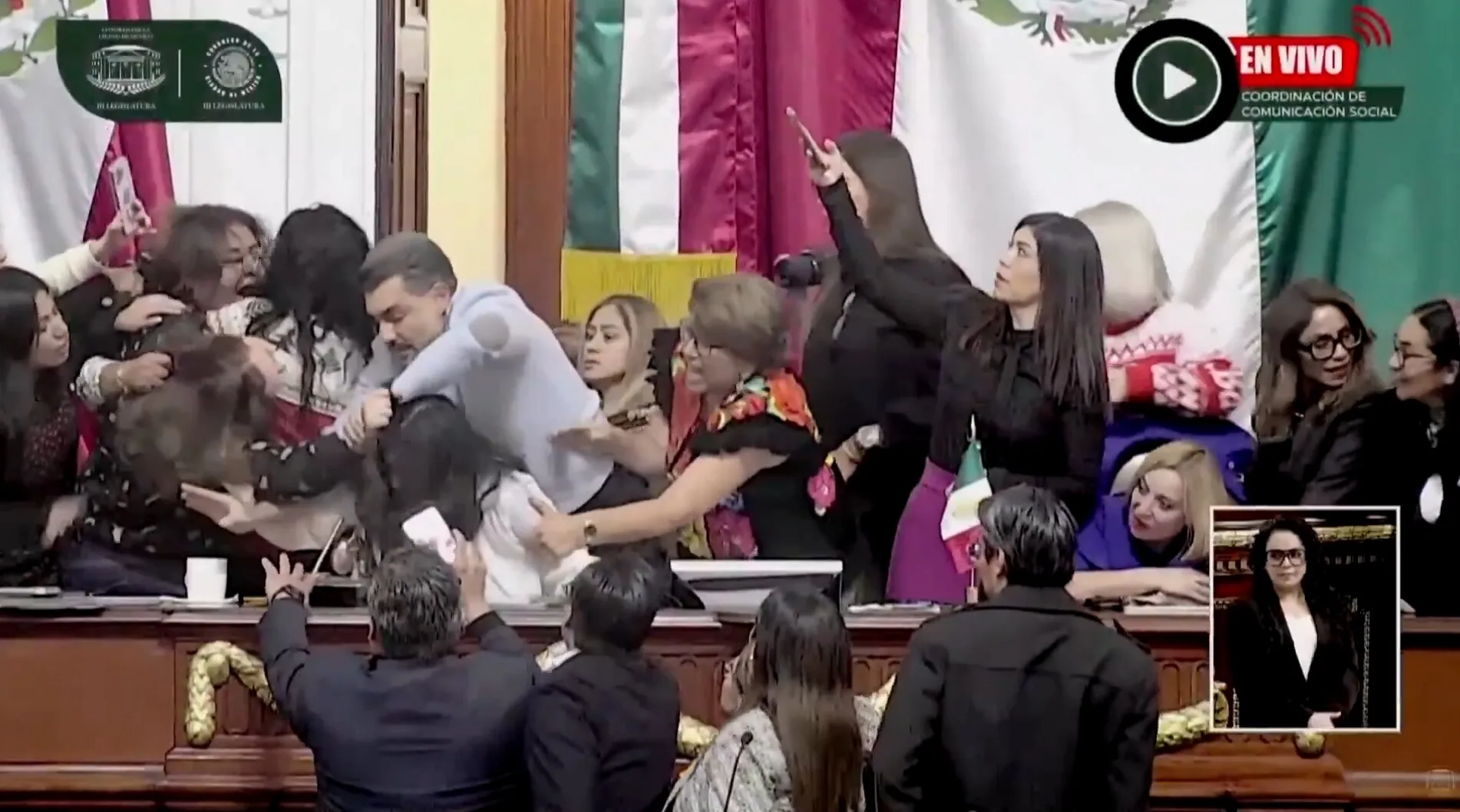 VIDEO Bătaie de zile mari în parlamentul din Ciudad de México: deputații s-au tras de păr și și-au împărțit pumni în timpul unei dezbateri