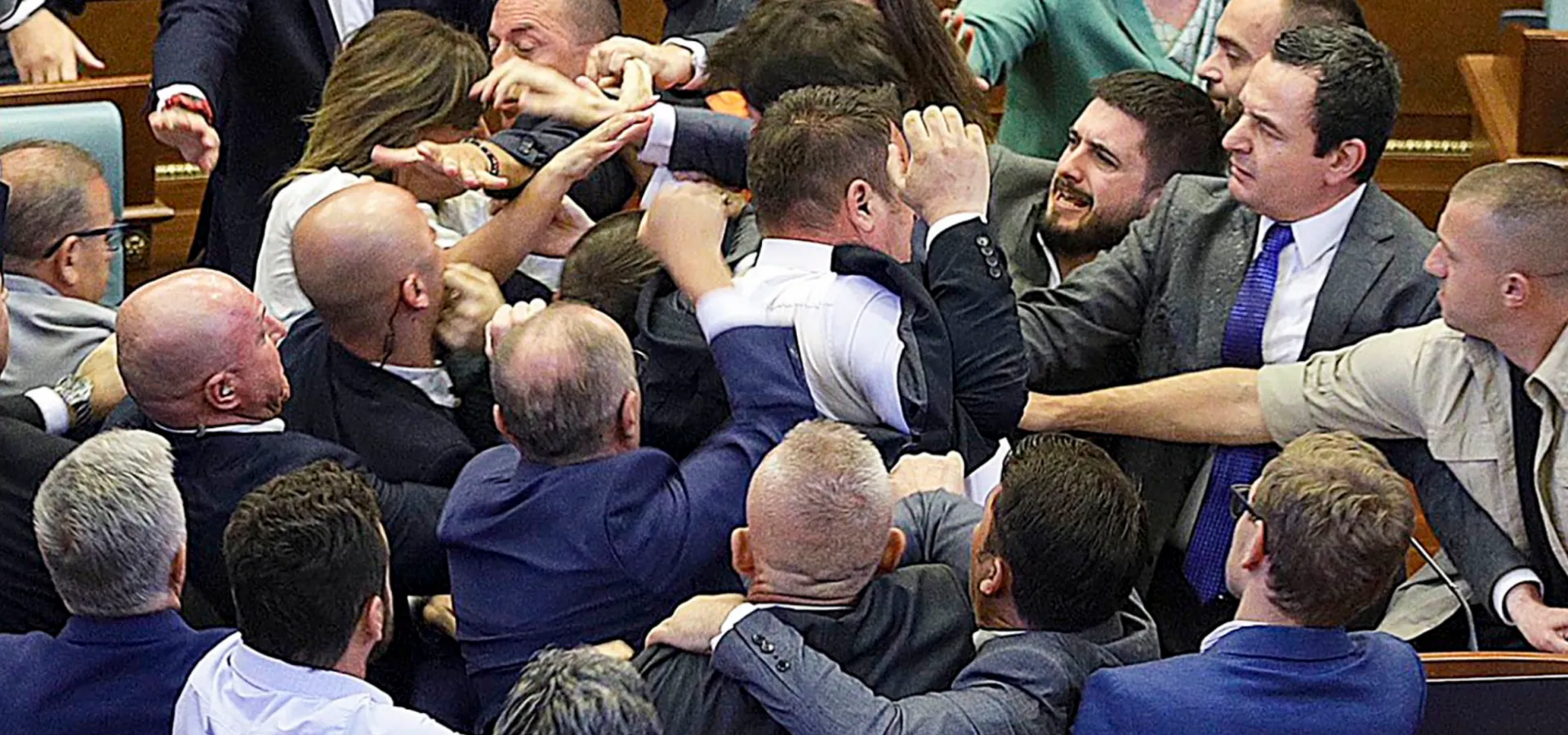 VIDEO 'Noaptea ca hoţii', varianta Bratislava: deputaţii slovaci s-au certat violent pe legi controversate privind statul de drept