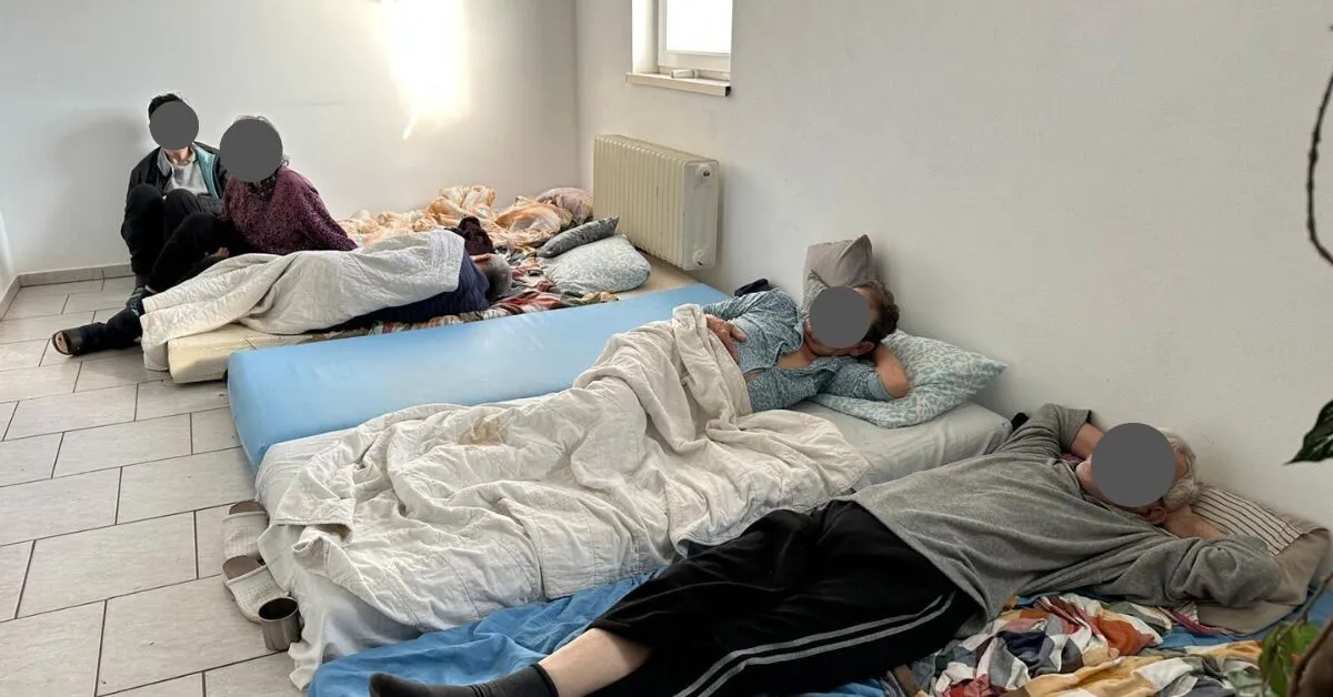 Bătrâni găsiţi legaţi, înfometaţi şi ascunşi în subsoluri: Aproape 100 de vârstnici salvați dintr-un nou 'azil al groazei'
