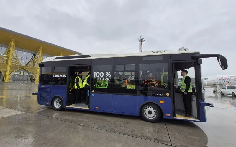 FOTO Se apropie era vehiculelor fără șofer, ca-n filmele SF? Autobuz complet autonom, testat pe Aeroportul din Cluj-Napoca