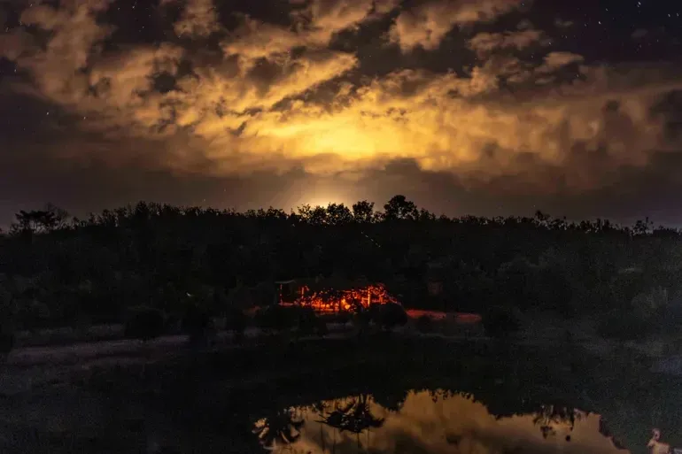 VIDEO Escaladare violentă la granița dintre Thailanda și Cambodgia: Bombardamente și mii de civili blocați