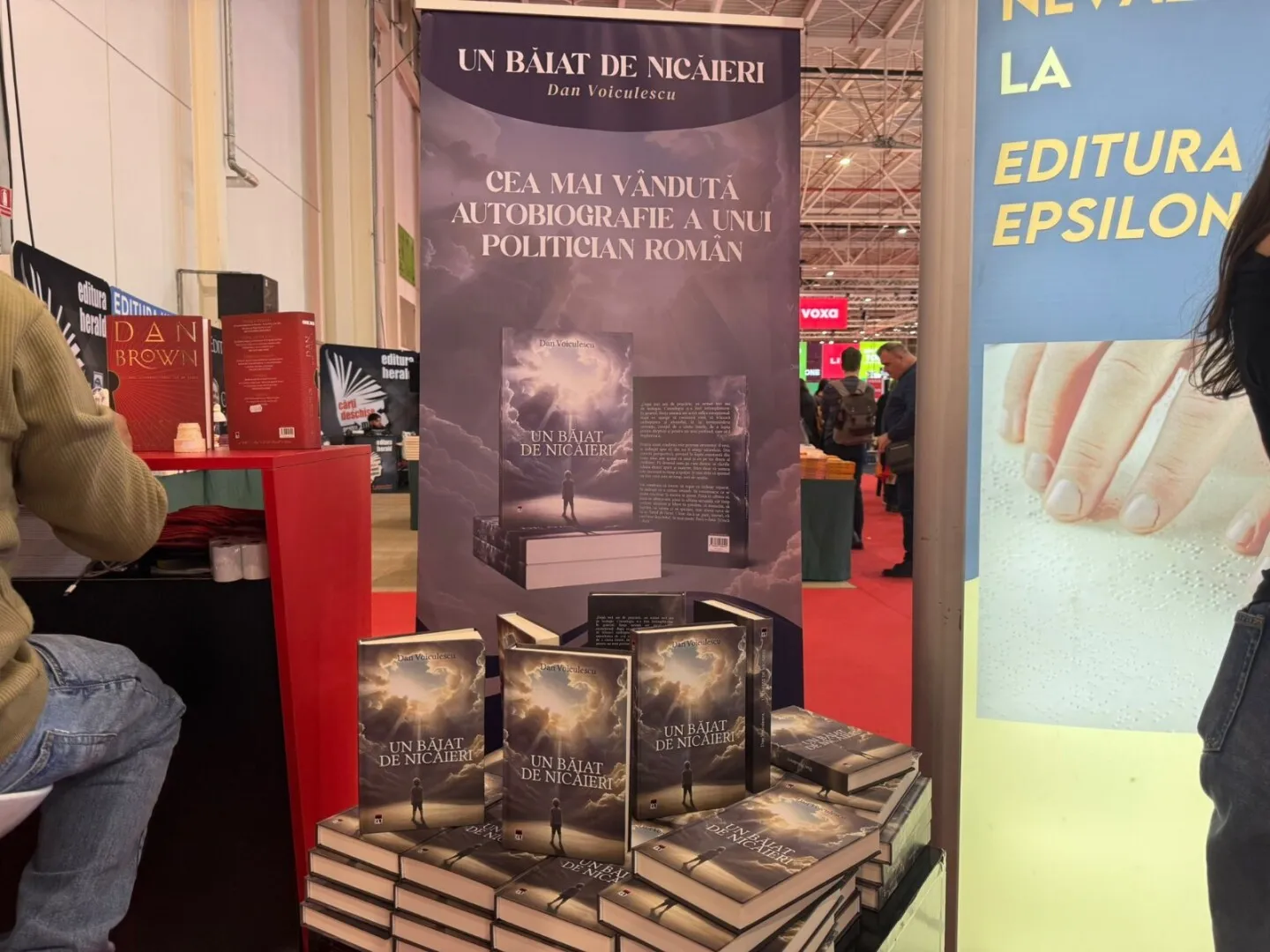 "Un băiat de nicăieri” cucerește Gaudeamus: cea mai vândută autobiografie a unui politician român, în centrul atenției la târgul din 2025