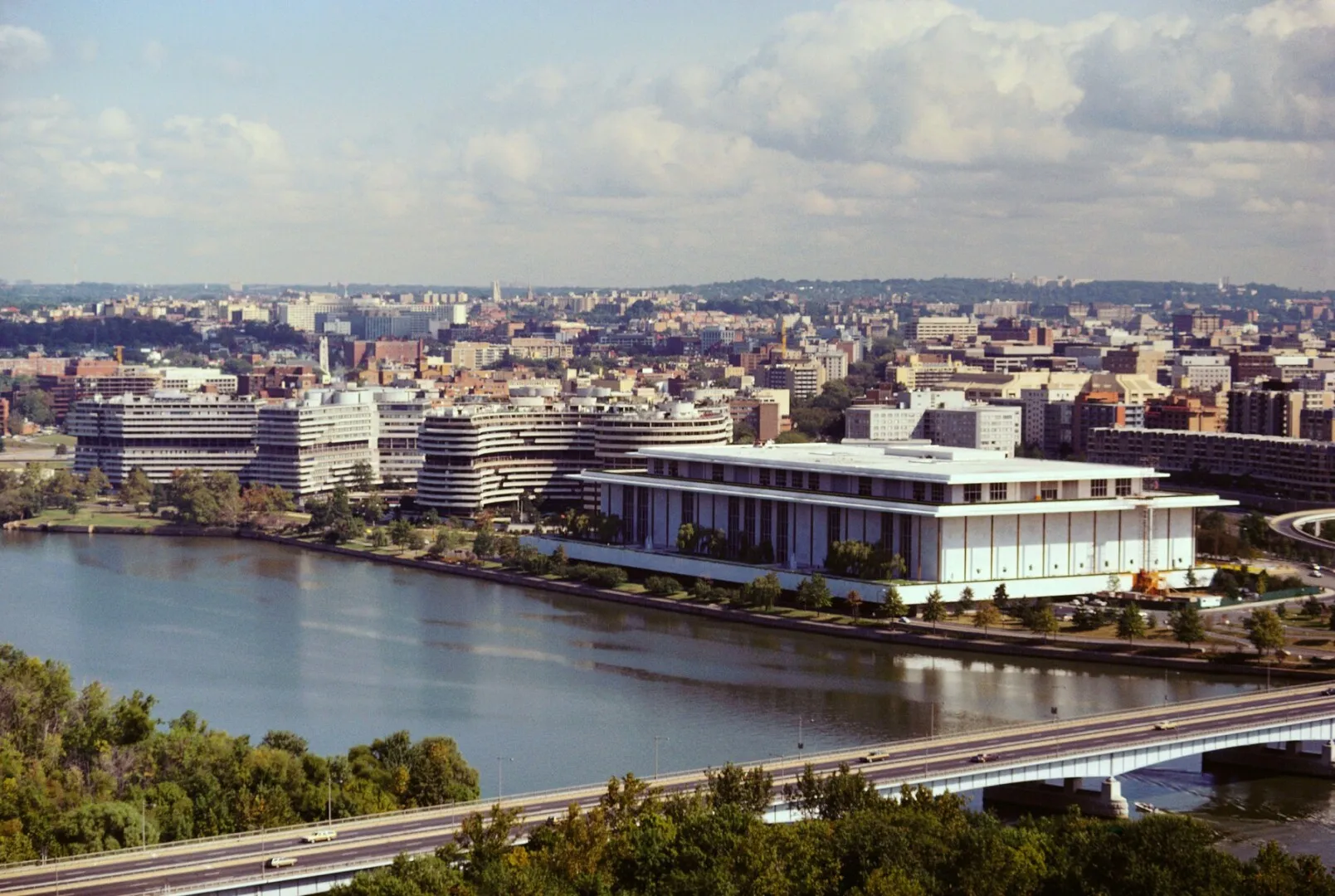 O nouă serie de artiști care își anulează spectacolele programate, după ce numele lui Donald Trump a fost adăugat la Centrul Kennedy