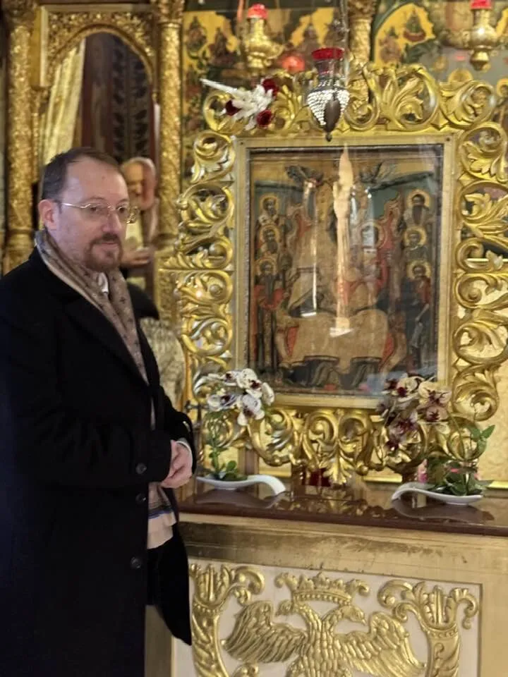 Un seantor, inițiator al moțiunii de cenzură, s-a dus la biserică să se roage pentru căderea lui Ilie Bolojan