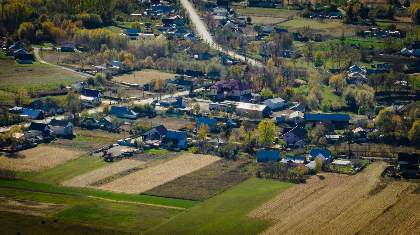 Investigație internațională: Satul din România care 'crește' peste noapte - mii de ruși și-au deschis poarta spre Europa din acest loc