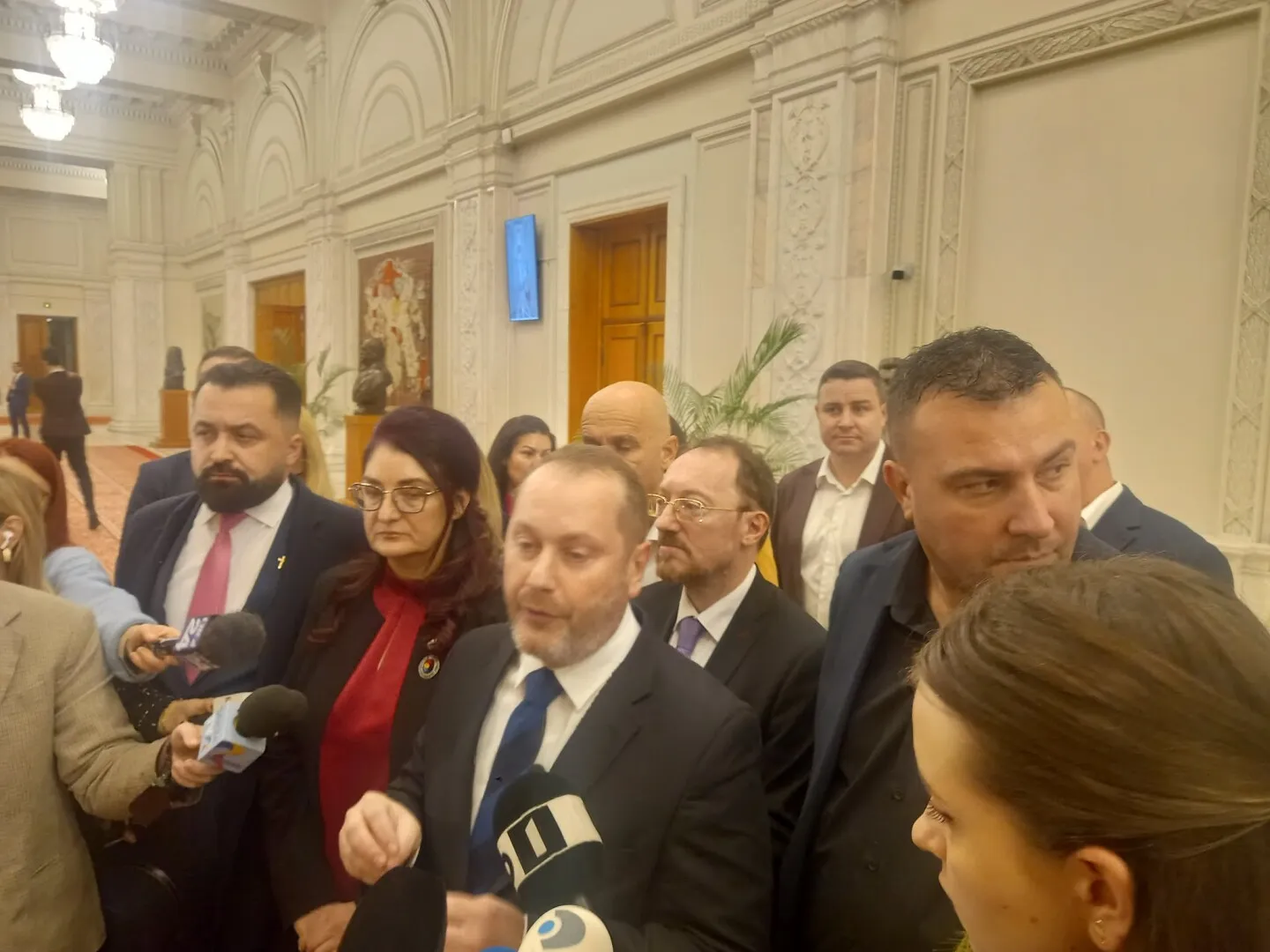 Cutremur în politică! Inițiatorii moțiunii de cenzură împotriva Guvernului Bolojan anunță că au susținerea unor parlamentari PNL și PSD