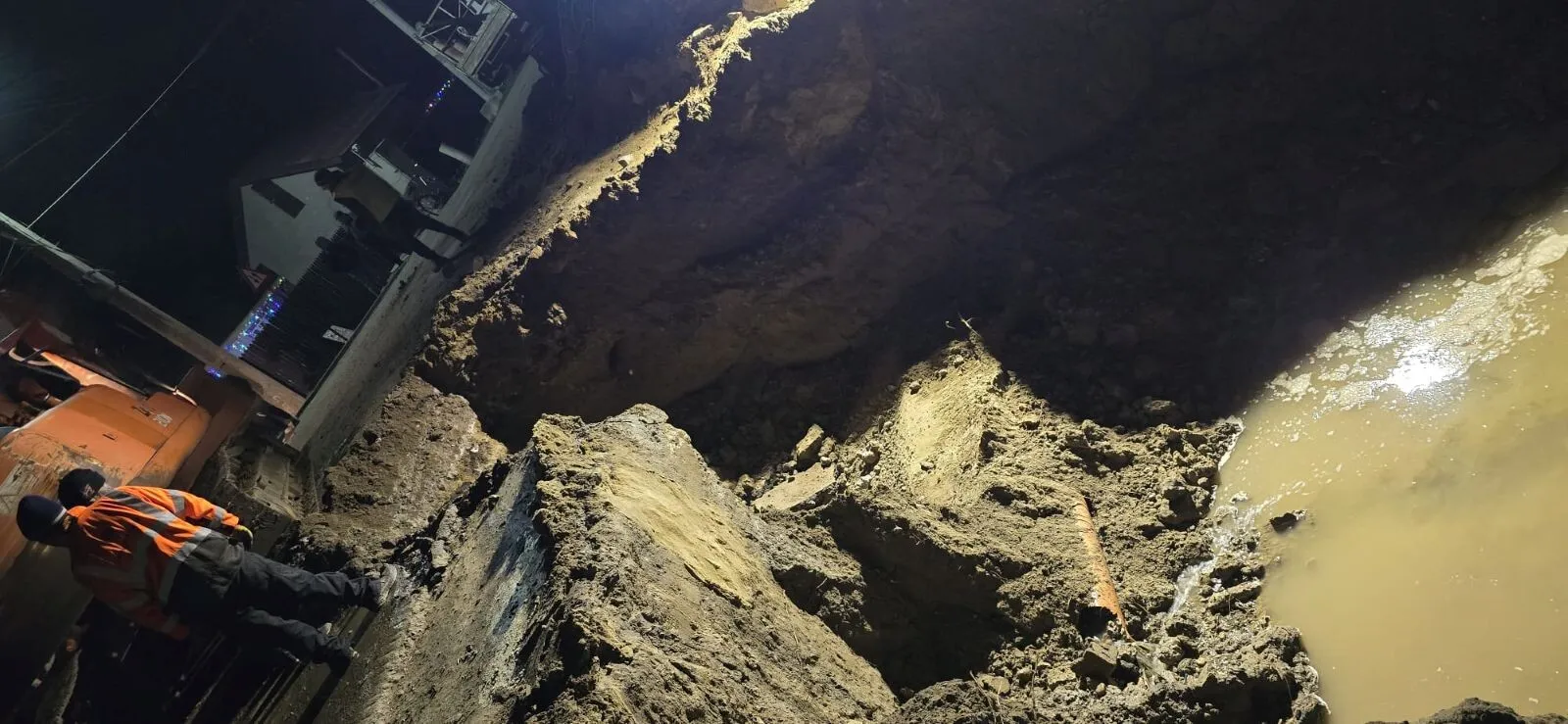 FOTO Situație critică într-o comună din România, în pericol de a fi inundată: un drum județean a fost rupt