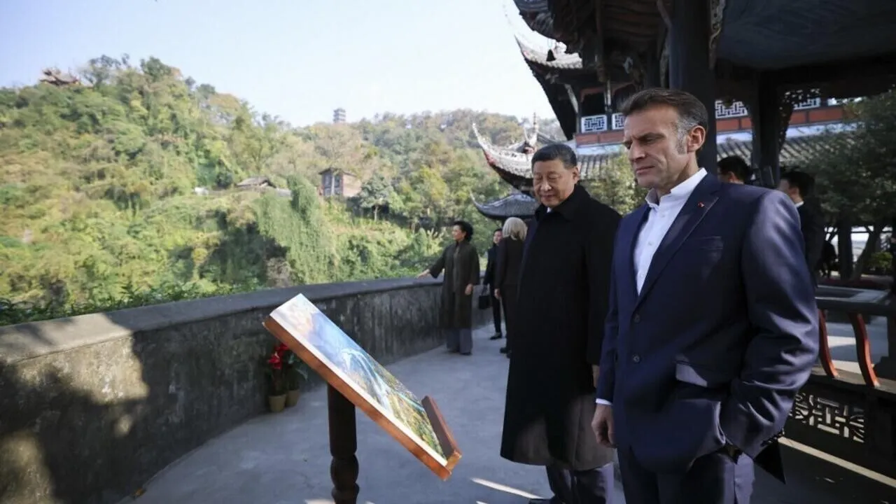 VIDEO Imagini neașteptate cu Emmanuel Macron în China. Președintele Franței surpins în timp ce aleargă spre un grup de studenți