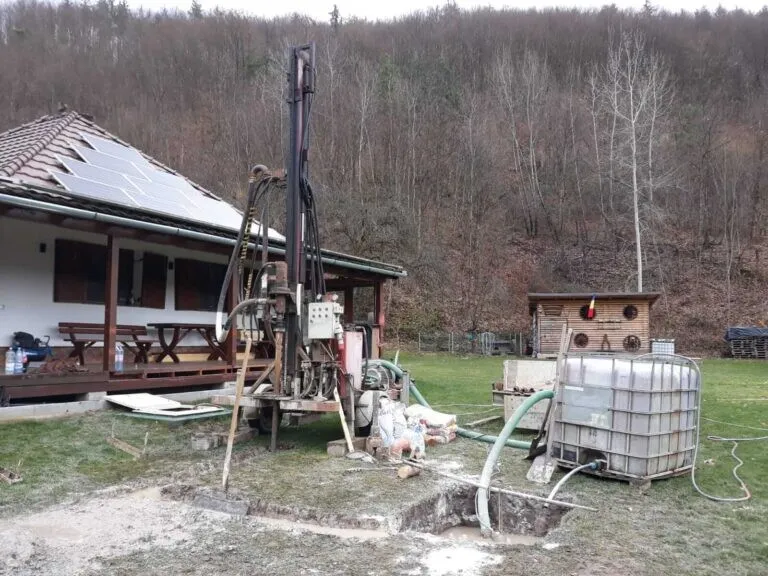 Un foraj executat greșit în gospodăria unui bărbat din Bihor a produs erupţia apei cu metan şi sulf