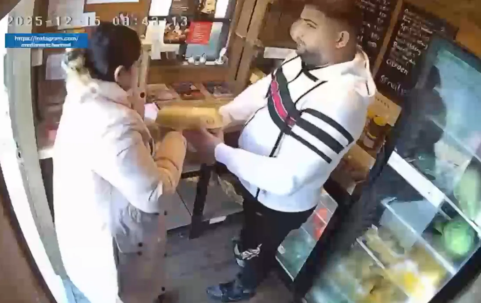 VIDEO Sistemul bazat pe încredere, implementat în Olanda, 'nimicit' de români: Cuplu surprins făcând 'plinul' dintr-un 'free market shop', fără să achite