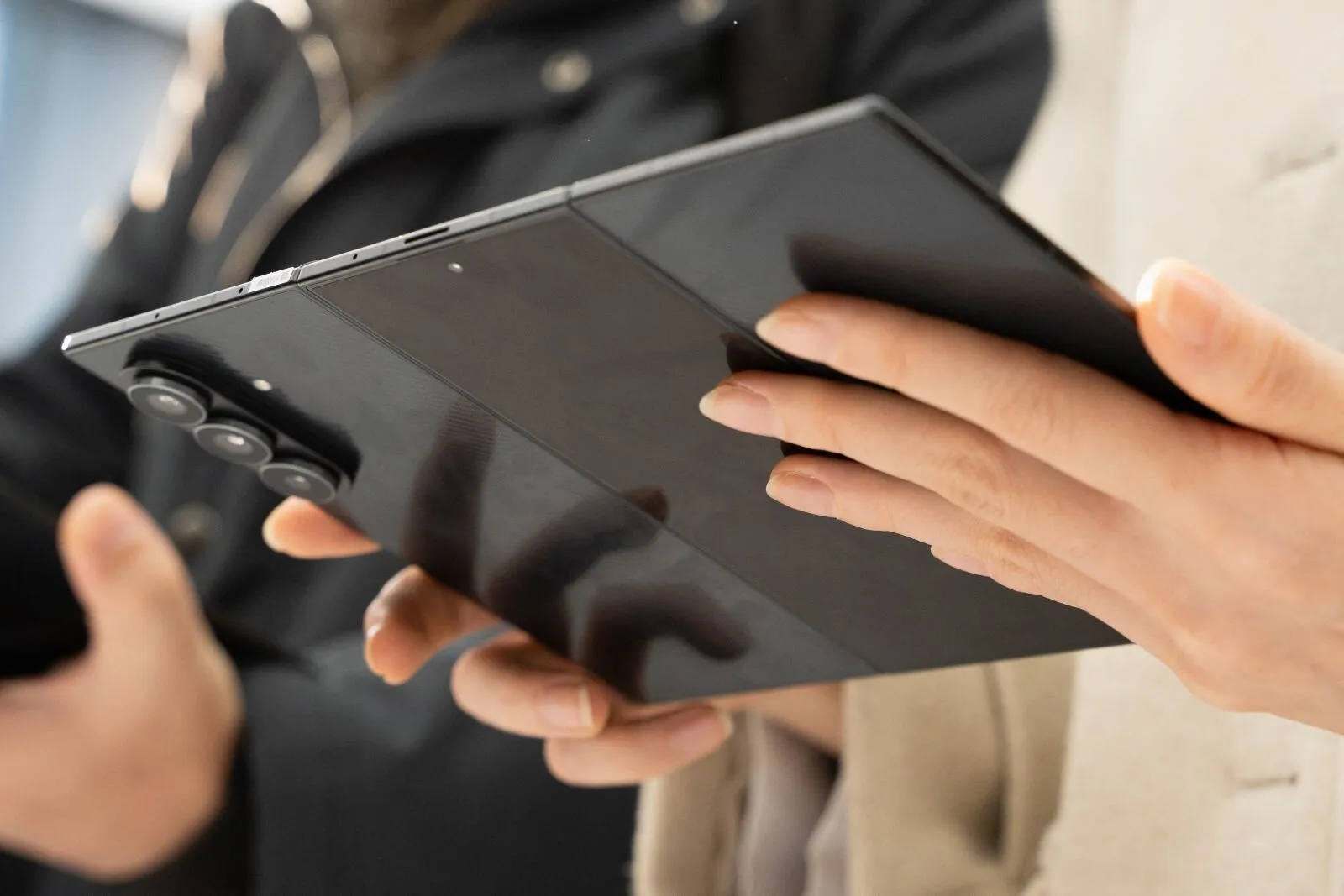 VIDEO FOTO Samsung lansează primul smartphone cu pliere triplă – cum arată noul Galaxy Z TriFold