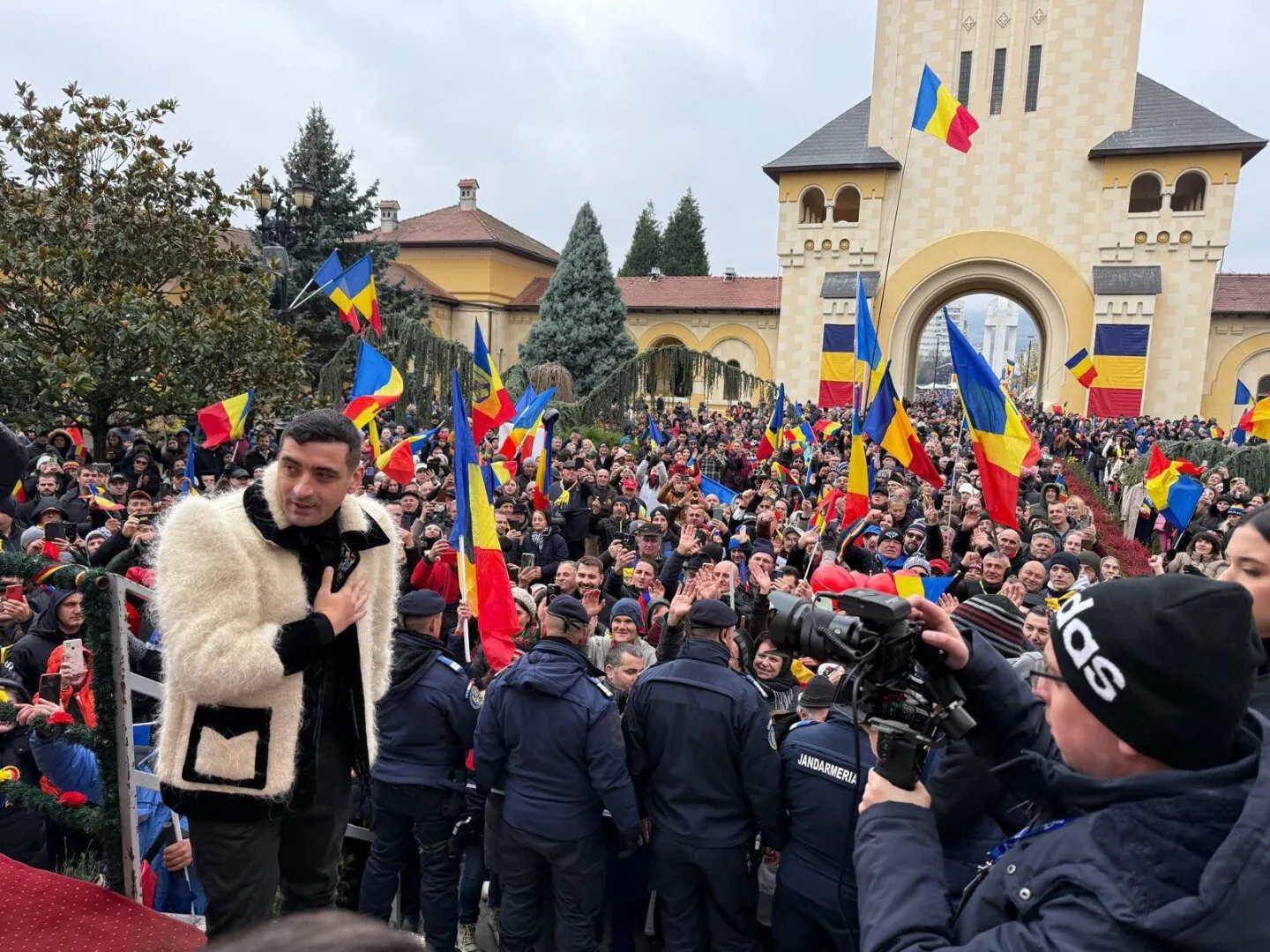 George Simion neagă tensiunile dintre suveraniști la Alba Iulia: Ne plimbă jandarmii prin șanțurile cetății îmi pare rău