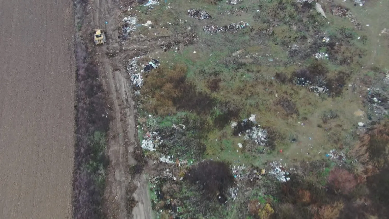 Dronele Gărzii de Mediu dau o primă mare lovitură: Excavator al unei primării din ”fieful” lui Ilie Bolojan, prins în timp ce arunca gunoaie pe câmp