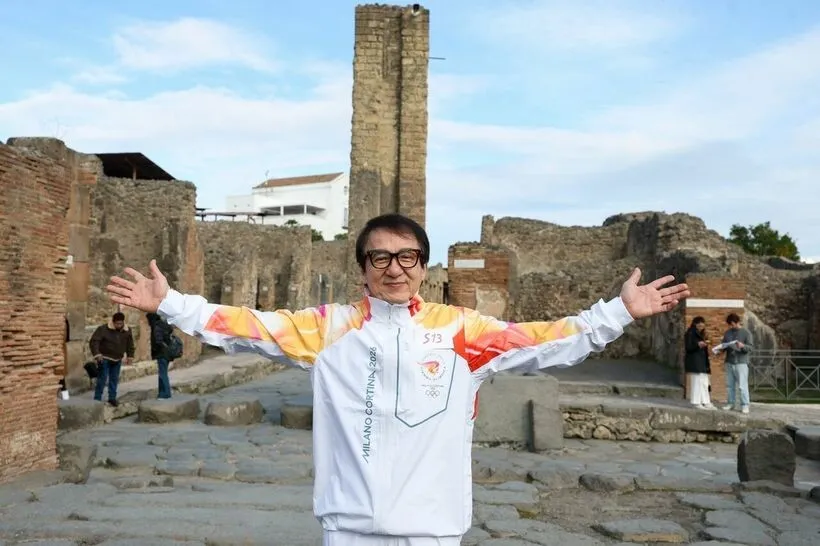 Actorul Jackie Chan a purtat torţa olimpică prin ruinele oraşului Pompei.