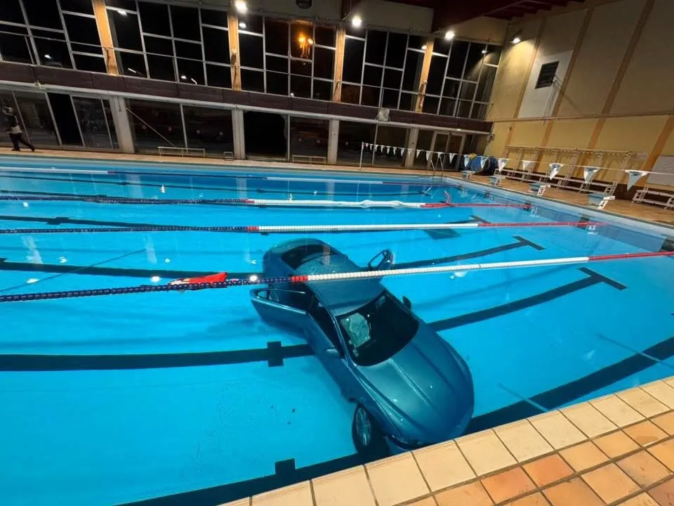 VIDEO Accident neobișnuit: Un Jaguar a ajuns în interiorul unei piscine unde se aflau 20 de oameni