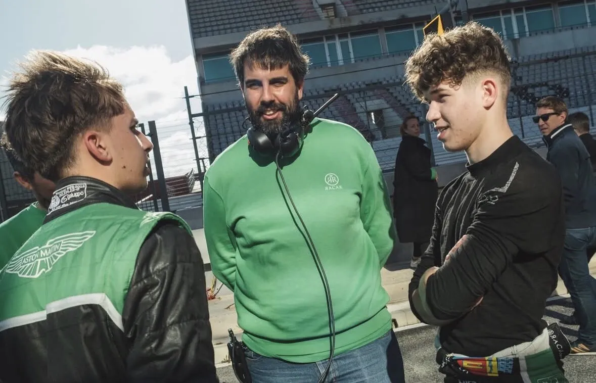 Românul care face furori în Supercars! La 17 ani pilotează un Aston Martin