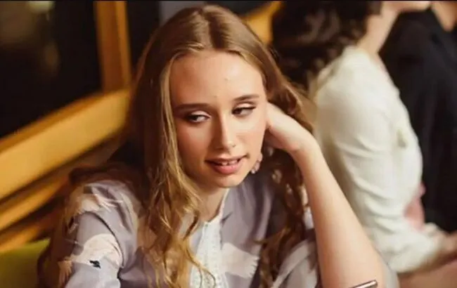 VIDEO Moment tulburător pe străzile Parisului: fiica ilegitimă a lui Vladimir Putin, confruntată de jurnaliști ucraineni