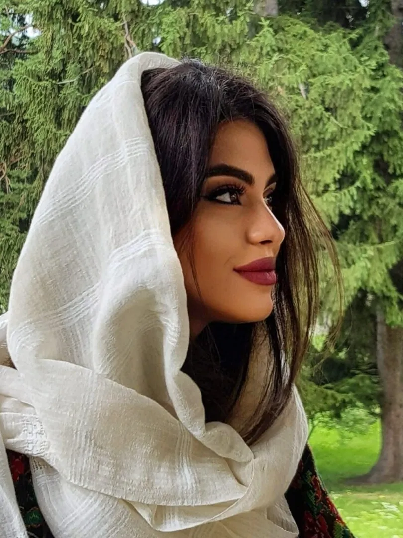 Psihologul Malvina Roșu lansează cartea „În căutarea Sinelui Autentic – 100 de revelații în 100 de zile”. Un ghid pentru cei care vor să renunțe la măști și să își regăsească identitatea