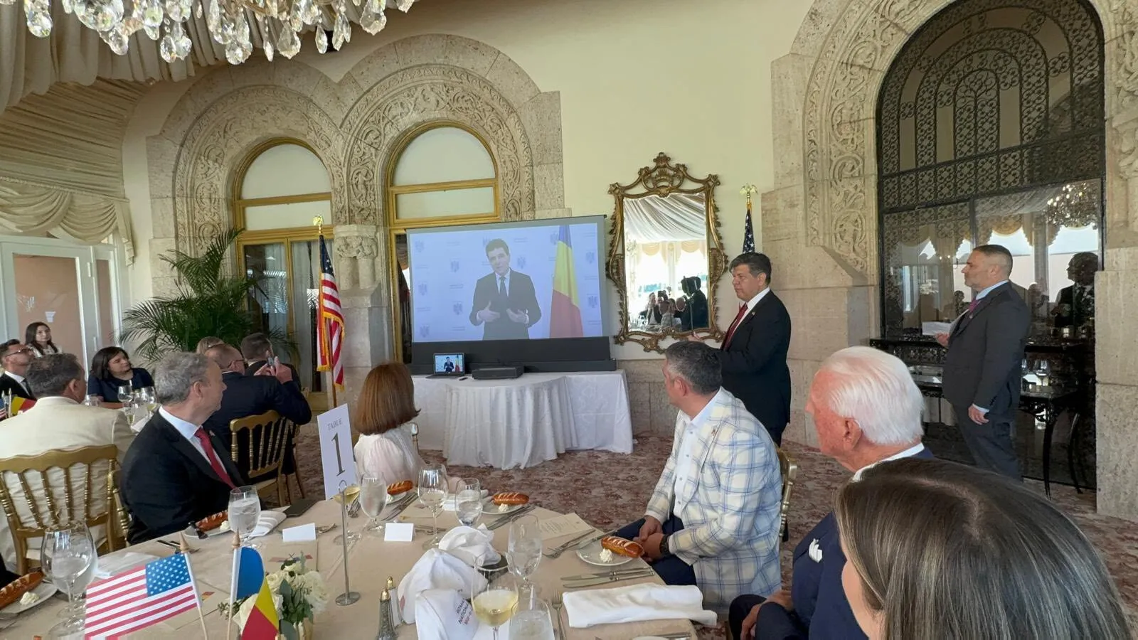 Mar-a-Lago români petrecere nicușor dan mesaj