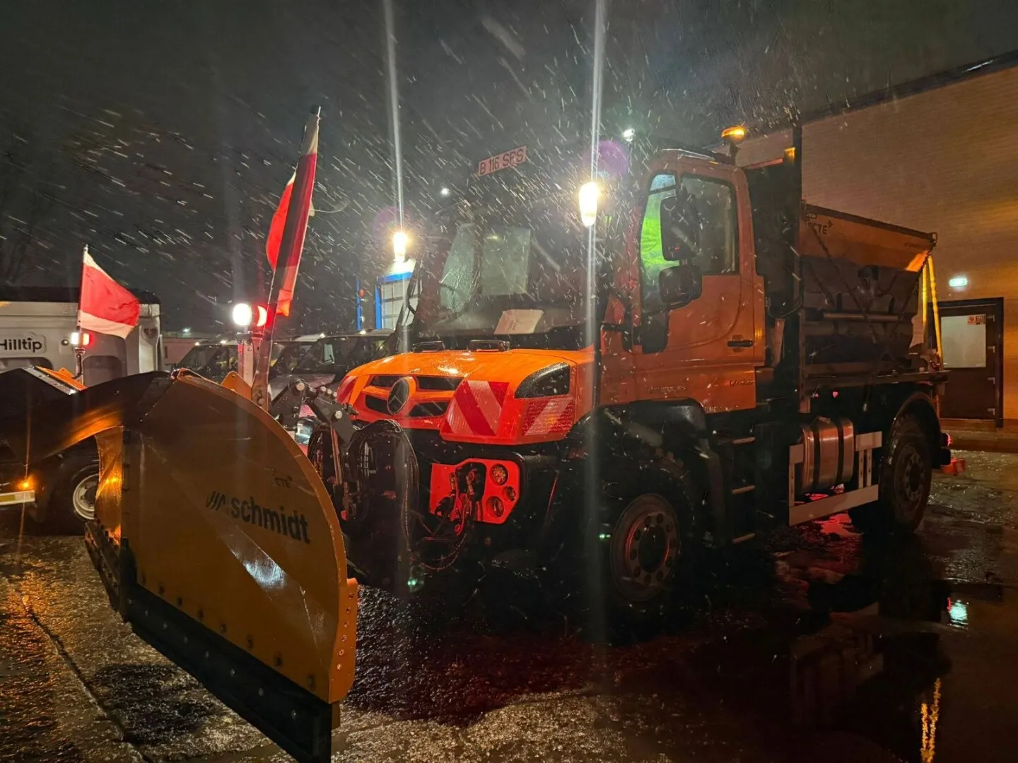 Cod galben de ninsori şi polei - Primăriile din Bucureşti, pregătite să intervină. În Sectorul 6 se împrăştie material antiderapant pe poduri, în pante, pe bulevarde şi pe străzi principale