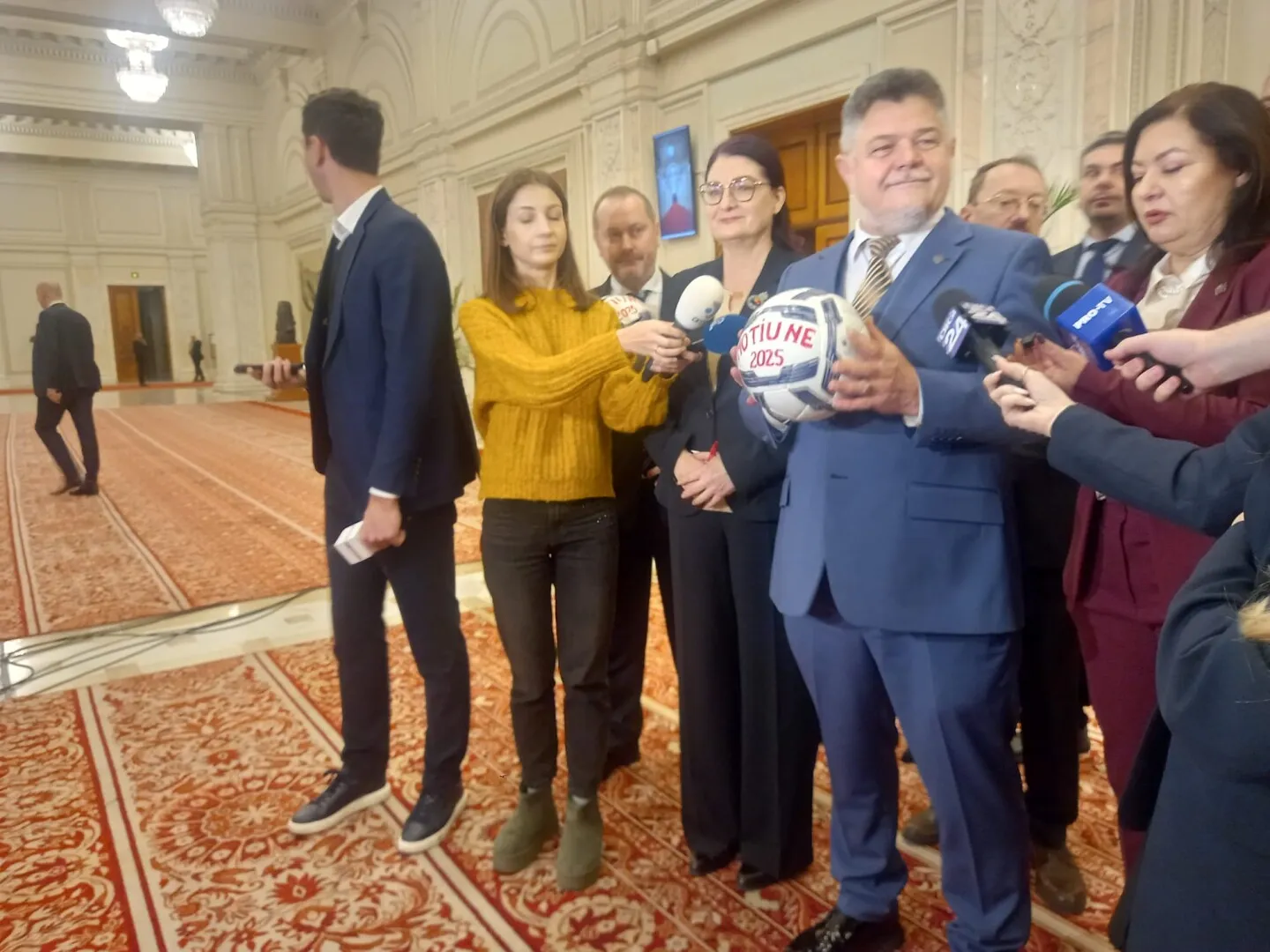 BREAKING Opoziția depune moțiune de cenzură împotriva lui Ilie Bolojan: Victor Ponta a semnat și se alătură demersului