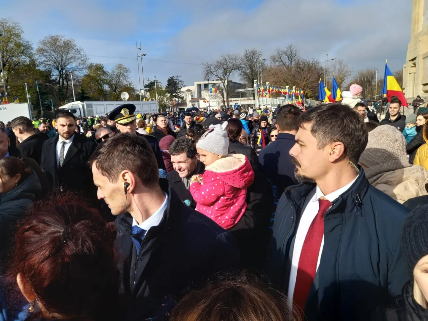 nicusor dan baie de multime fetita in brate