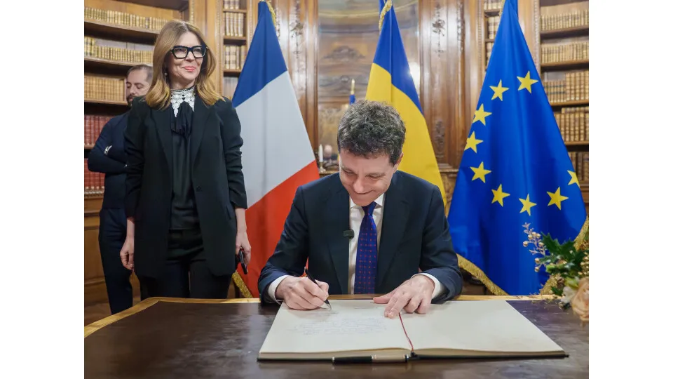 FOTO Singurul președinte de partid din România care îl însoțește pe Nicușor Dan în vizita din Franța