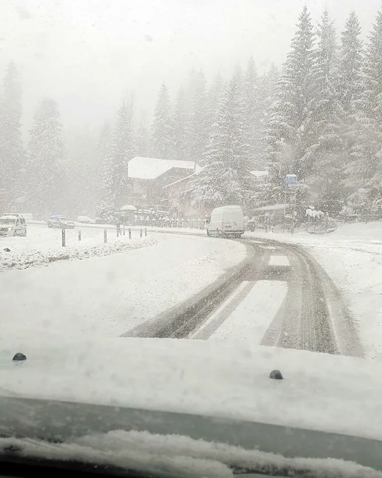 Zonele din România unde deja ninge ca-n povești, fix în Ajunul Crăciunului: Jumătate de țară este sub Cod galben