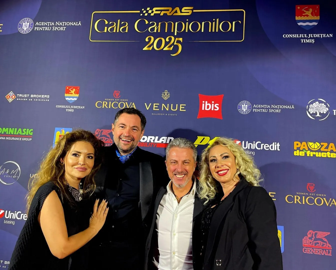 Norris Măgeanu și soția sa, alături de familia pilotului Ghinea