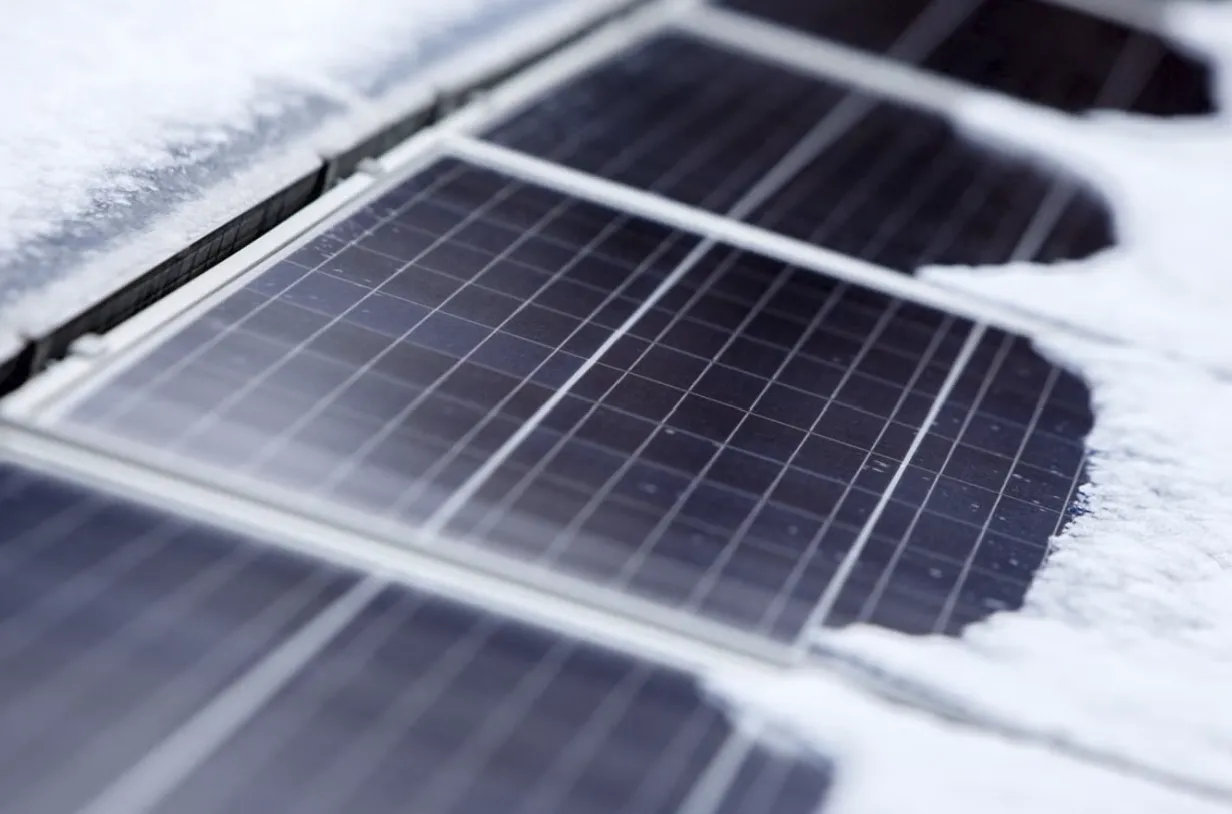 Cât de mult se reduce eficiența panourilor solare în zilele scurte și întunecate de iarnă