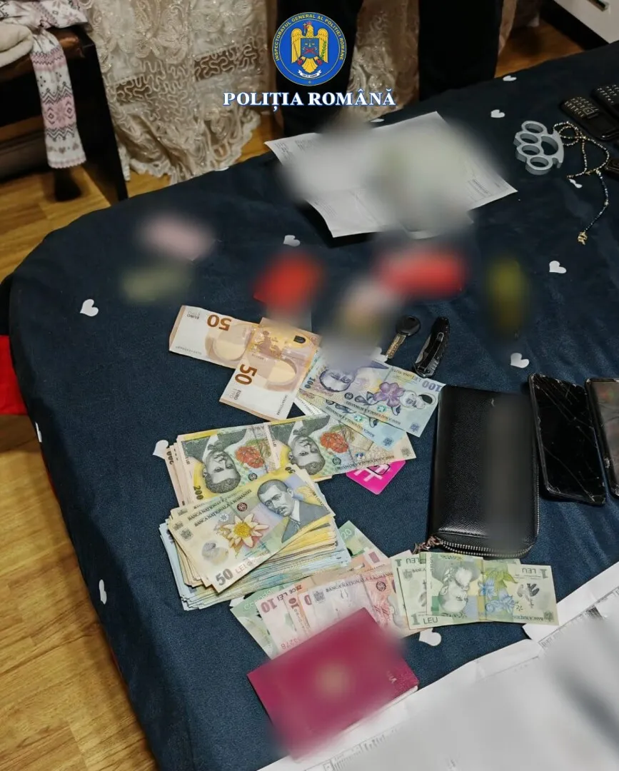 VIDEO Rețea de proxenetism cu ramificații în Europa, anihilată: bani, arme și pirotehnice, găsite la percheziții