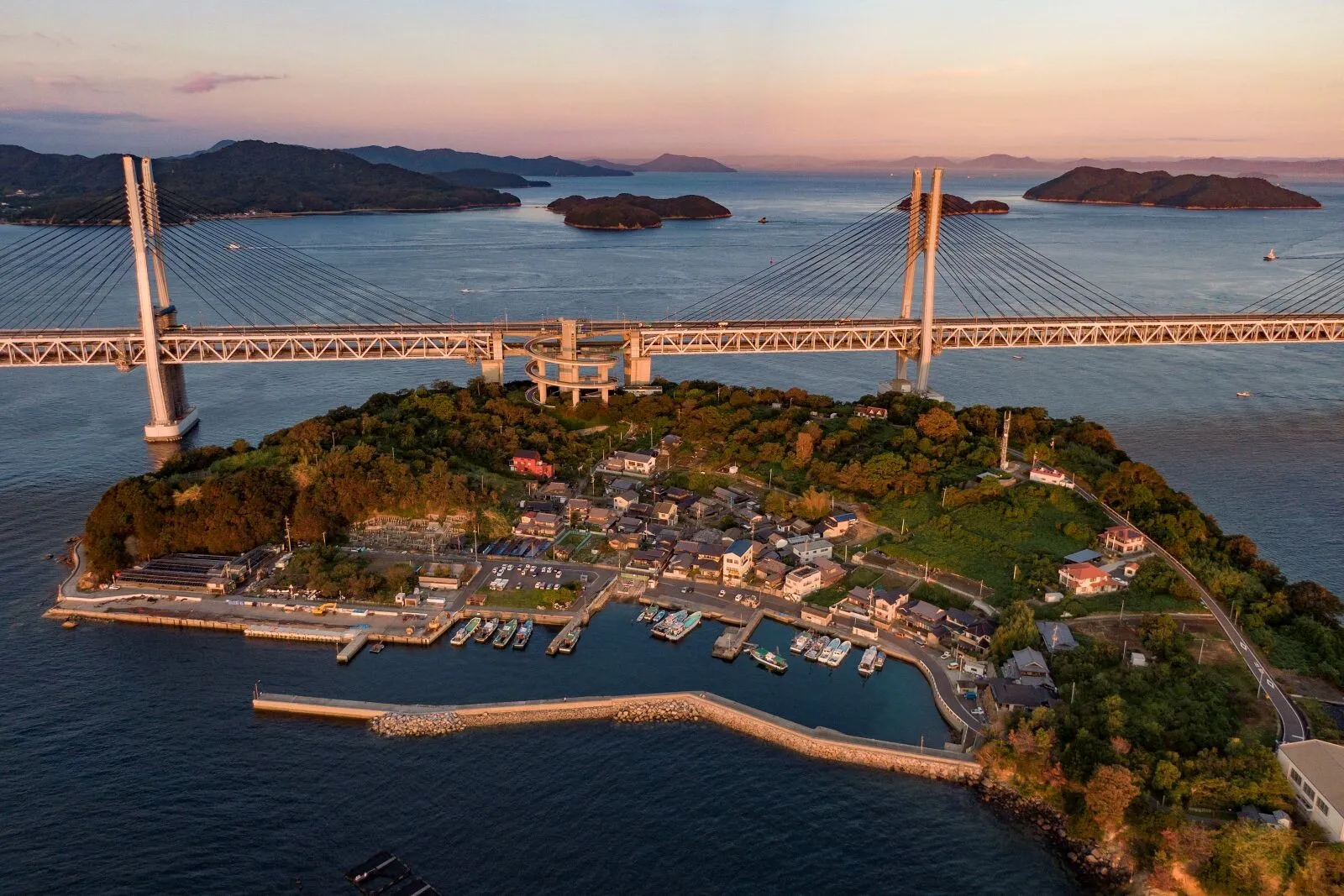 VIDEO Cel mai lung pod feroviar și rutier din lume, care leagă cinci insule, a devenit atracție turistică