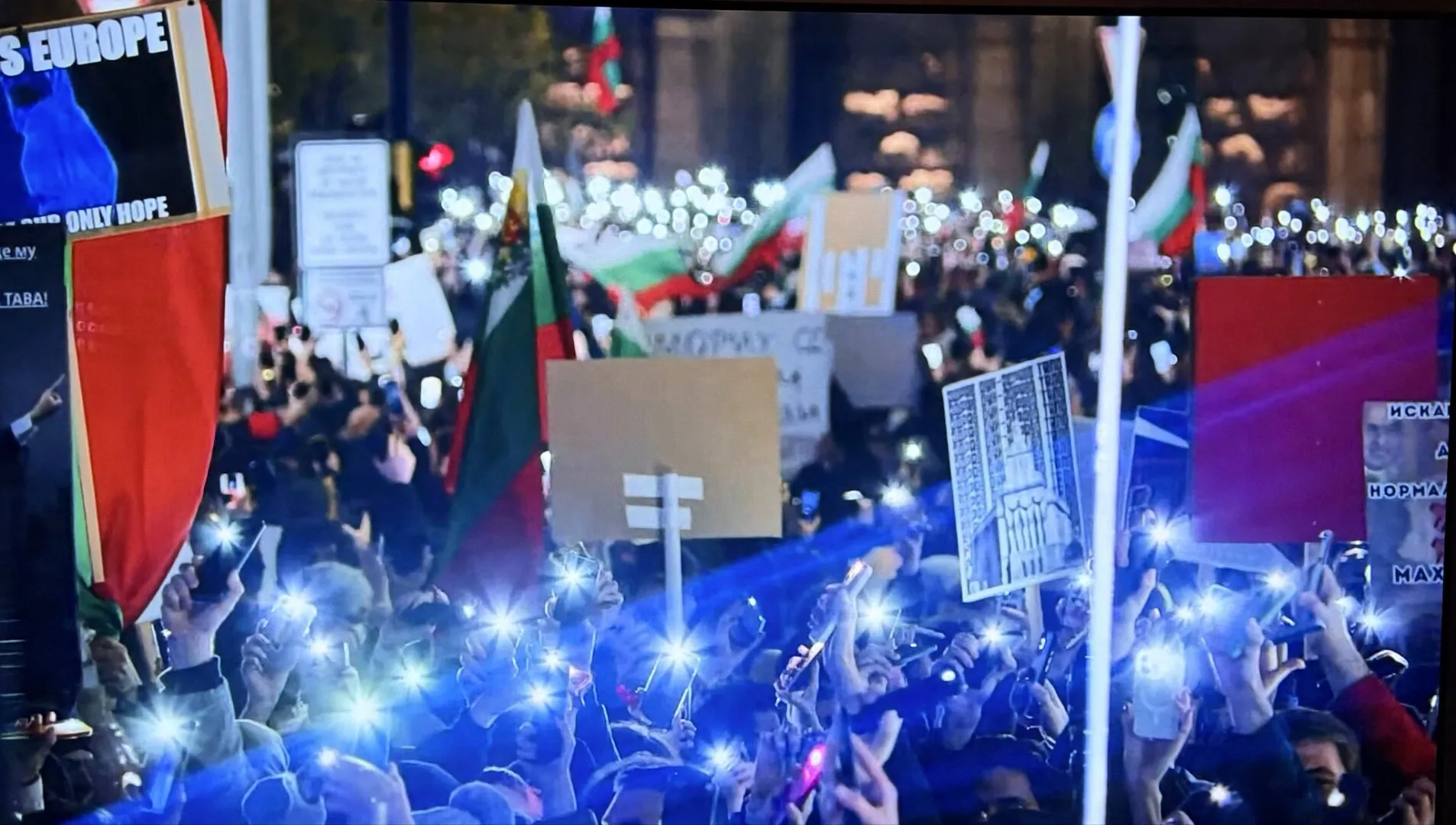 Mii de bulgari s-au adunat, din nou, pe străzi pentru a cere demisia guvernului