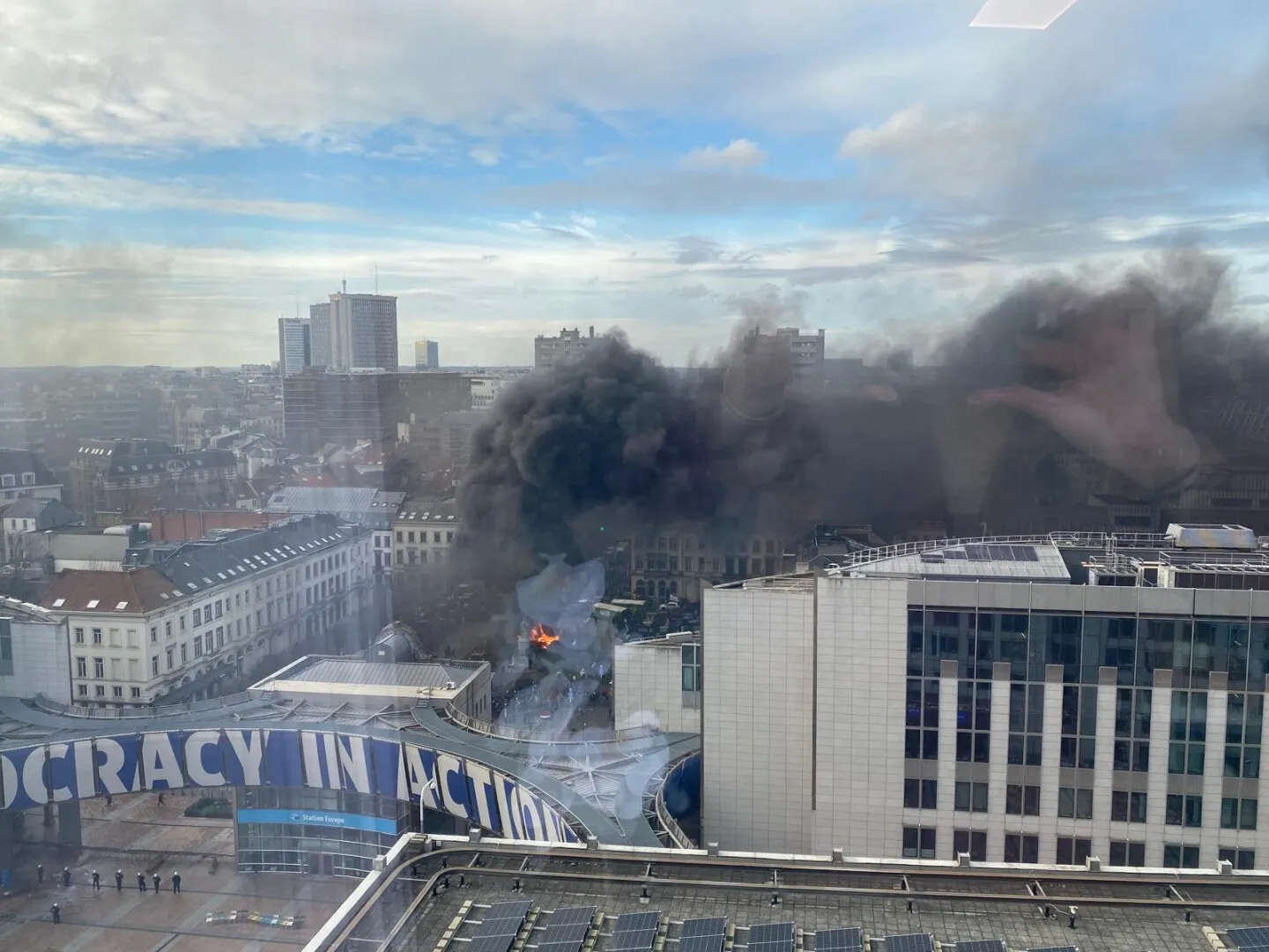 VIDEO Mii de fermieri iau cu asalt Bruxelles-ul: Protest agresiv împotriva acordului UE-Mercosur