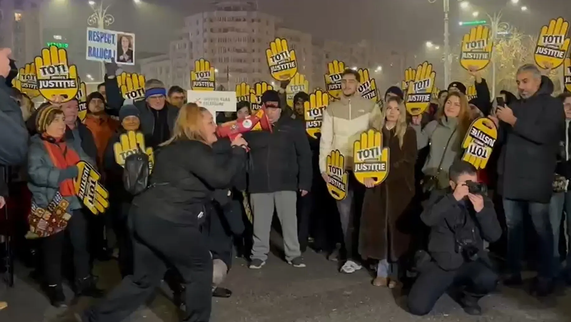 VIDEO Protestul din Piața Victoriei, un eșec - Aproximativ 200 de persoane în fața Guvernului