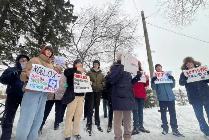 VIDEO Tinerii din Rusia ies în stradă pentru jocul preferat. Kremlinul, asaltat de scrisori după blocarea Roblox