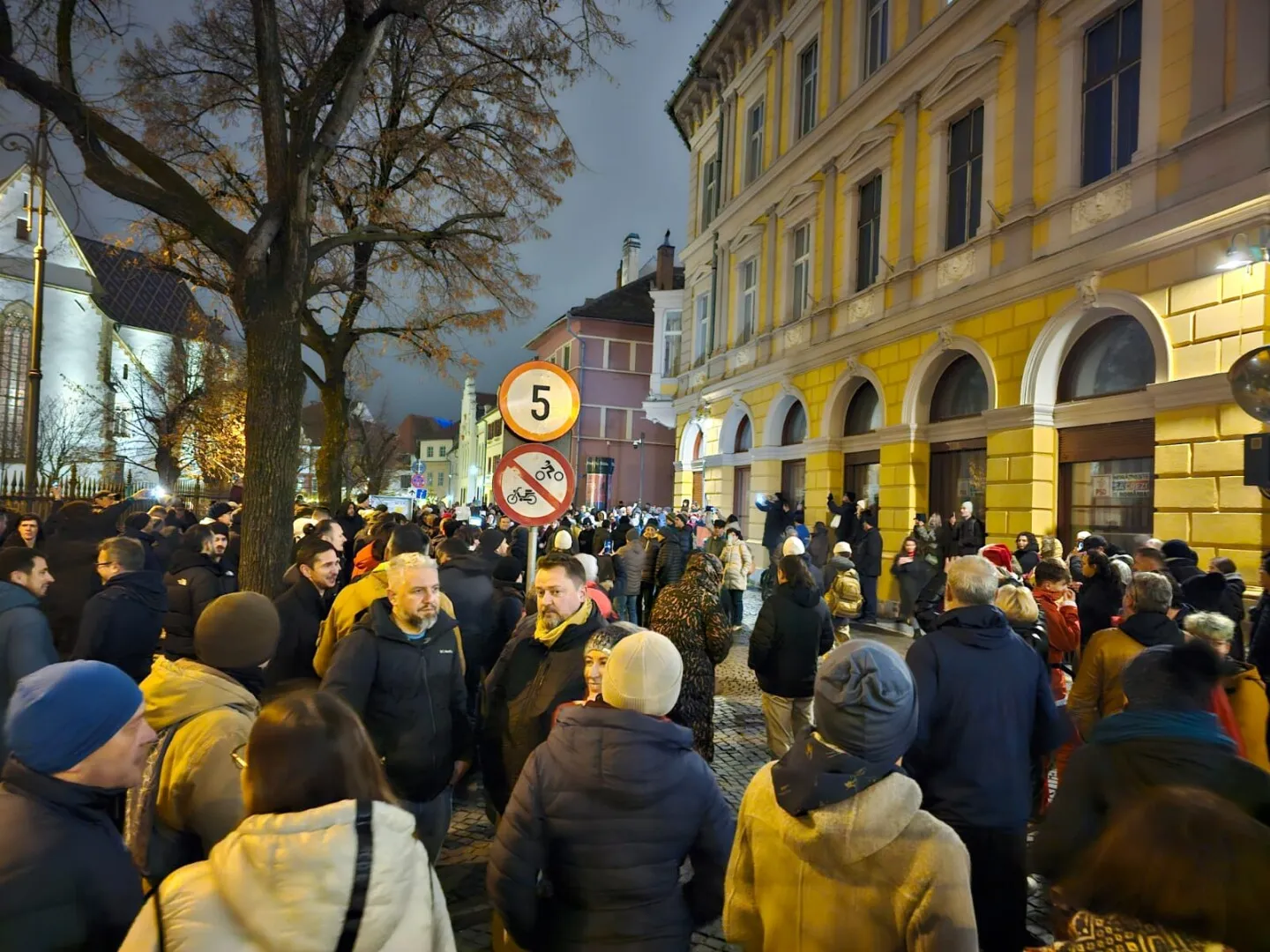 VIDEO La protestele pentru justiție au participat și elevi de liceu: Au venit împreună cu diriginta lor