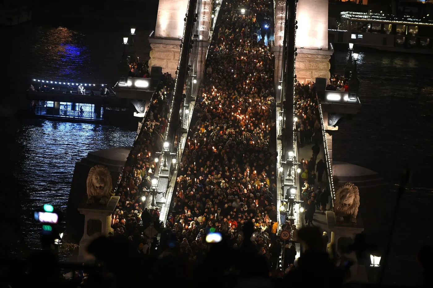 VIDEO Proteste de amploare la Budapesta: Furia se îndreaptă către Viktor Orban