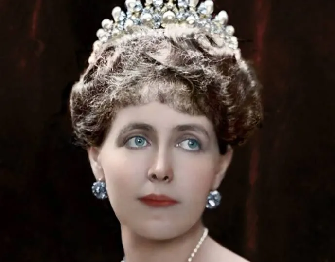 Secretul parfumului Reginei Maria care a cucerit Parisul - al doilea cel mai vândut parfum după cel al Prințesei Diana