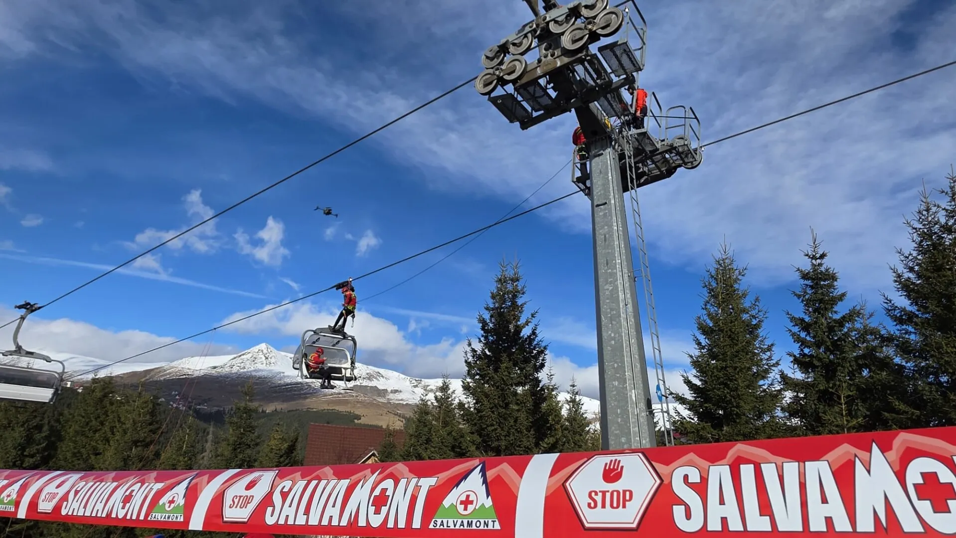 Metodă nouă de intervenţie pentru salvarea persoanelor blocate în instalaţiile de transport pe cablu, testată de salvamontişti