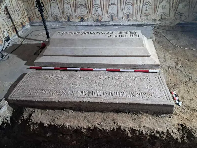 După 100 de ani a fost deschis sarcofagul lui Mircea cel Bătrân: Arheologii au rămas uimiți de ceea ce au găsit în interior