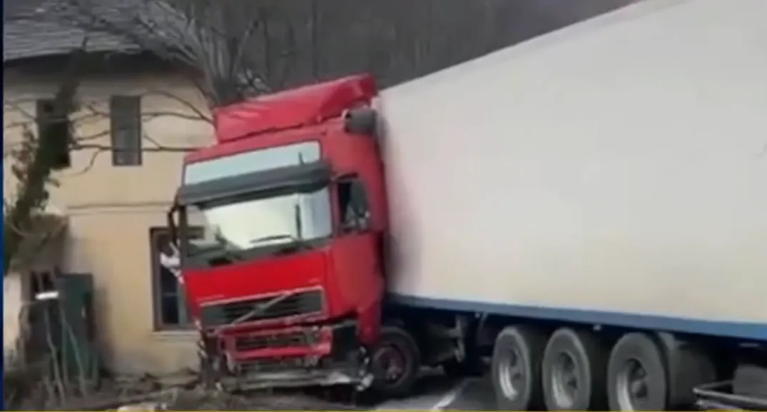 VIDEO Trafic blocat complet pe DN 66 - Defileul Jiului: Un TIR a intrat în peretele unei case
