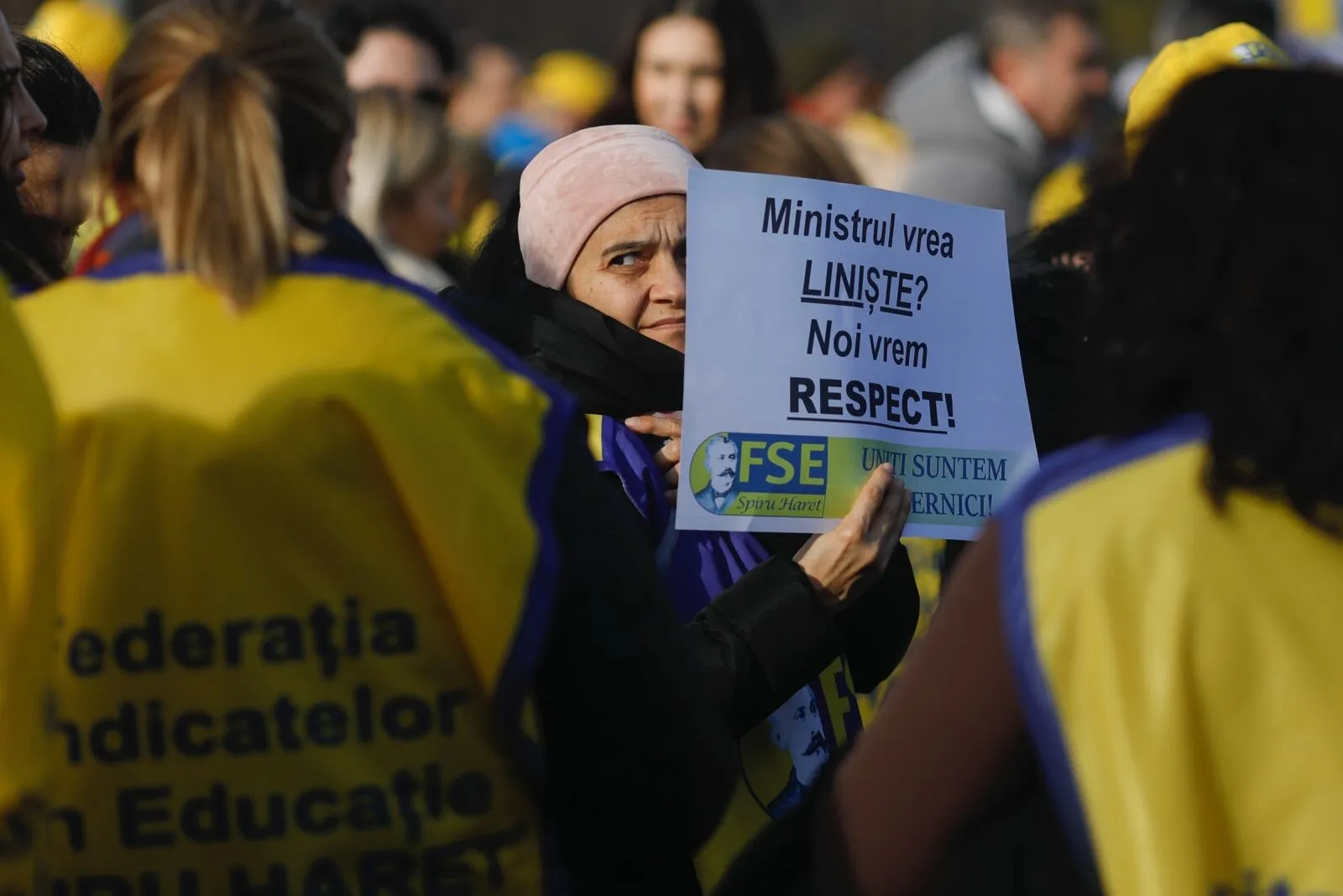 VIDEO FOTO Protest masiv al sindicaliștilor din educație, în fața Guvernului: mii de profesori contestă măsurile de austeritate - "A venit momentul să le mulțumim... în stilul nostru!"