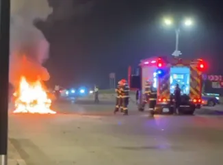 VIDEO Panică la ieșirea din Constanța: o mașină a luat foc din mers