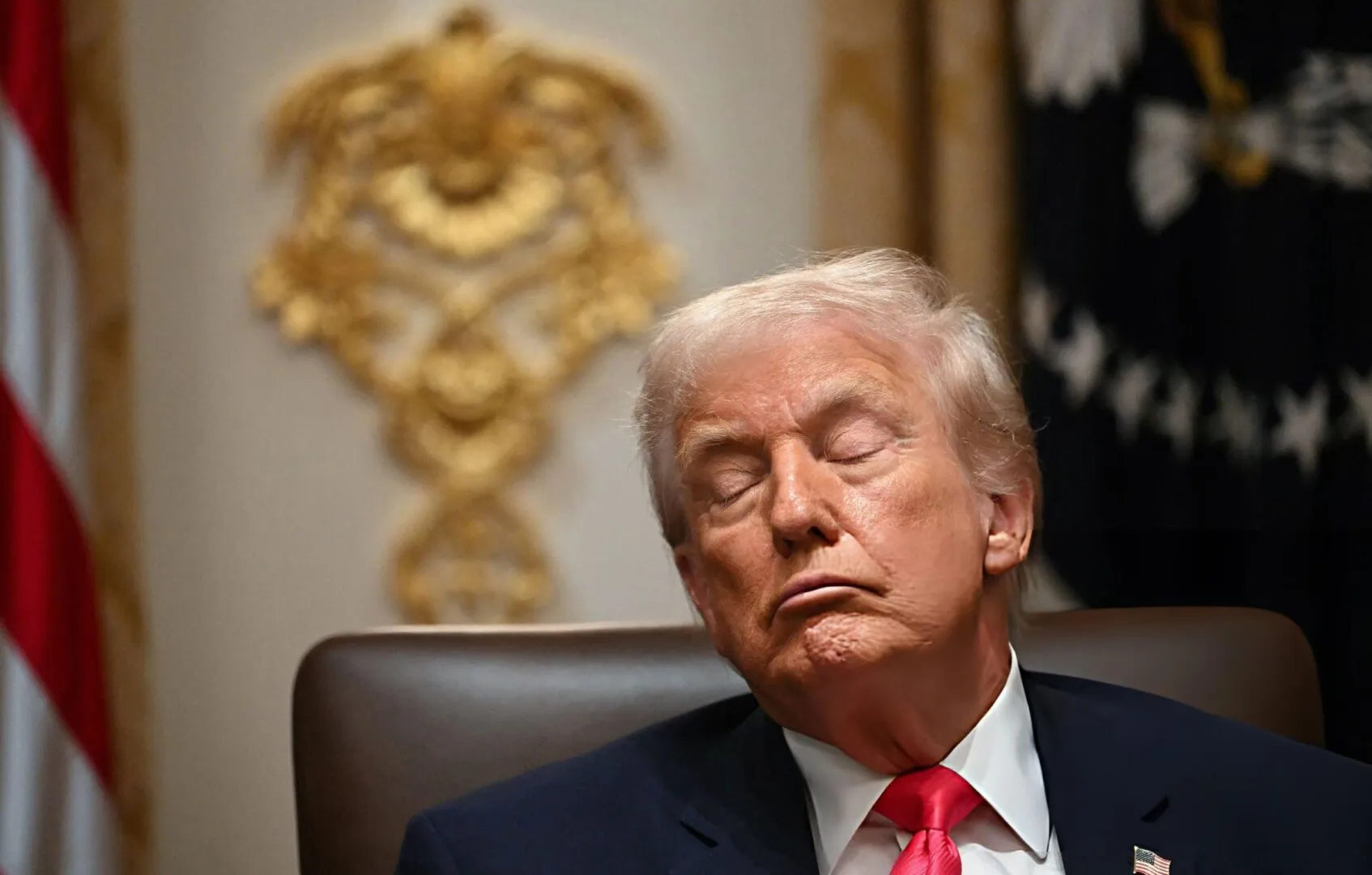 VIDEO Donald Trump a stat toată noaptea pe Truth Social și apoi a adormit în timpul ședinței de Guvern