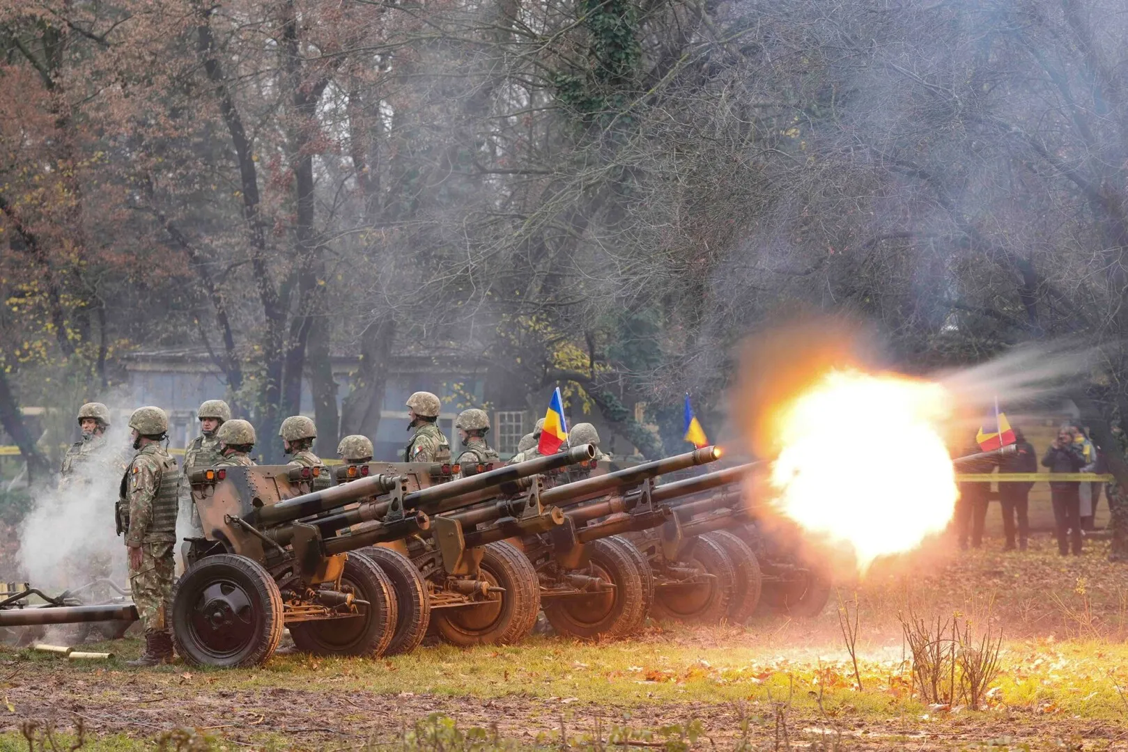 Finalul ceremoniilor organizate de Ziua Naţională s-au încheiat cu retragerea cu torțe a militarilor