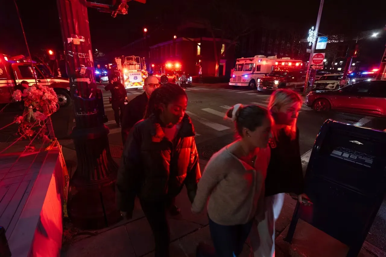 VIDEO O persoană a fost reținută în urma împușcăturilor soldate cu moartea a doi studenți la Universitatea Brown