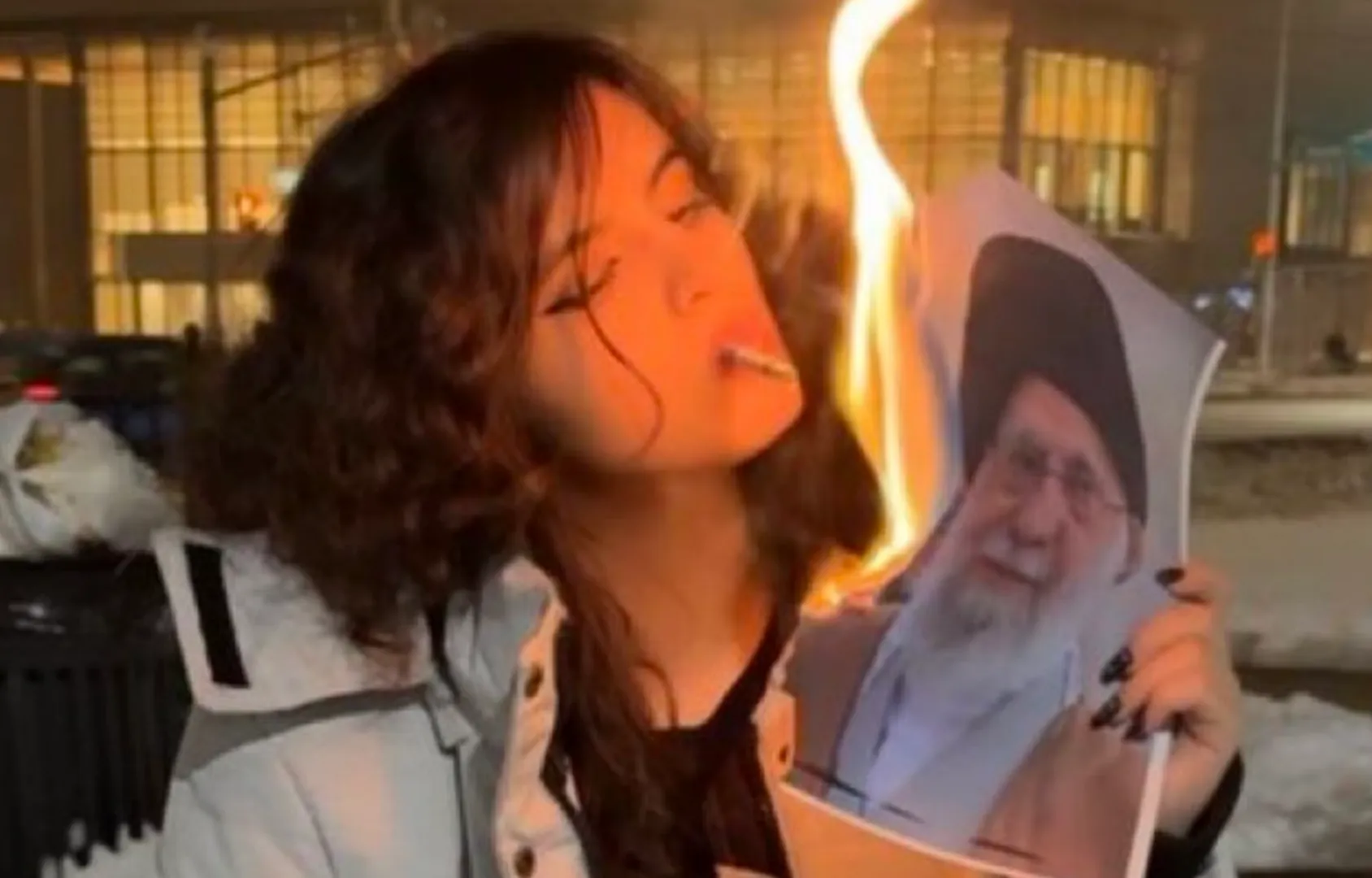 Protestele din Iran iau o turnură radicală: femeile iraniene își aprind țigările de la portretul în flăcări al ayatollahului Khamenei