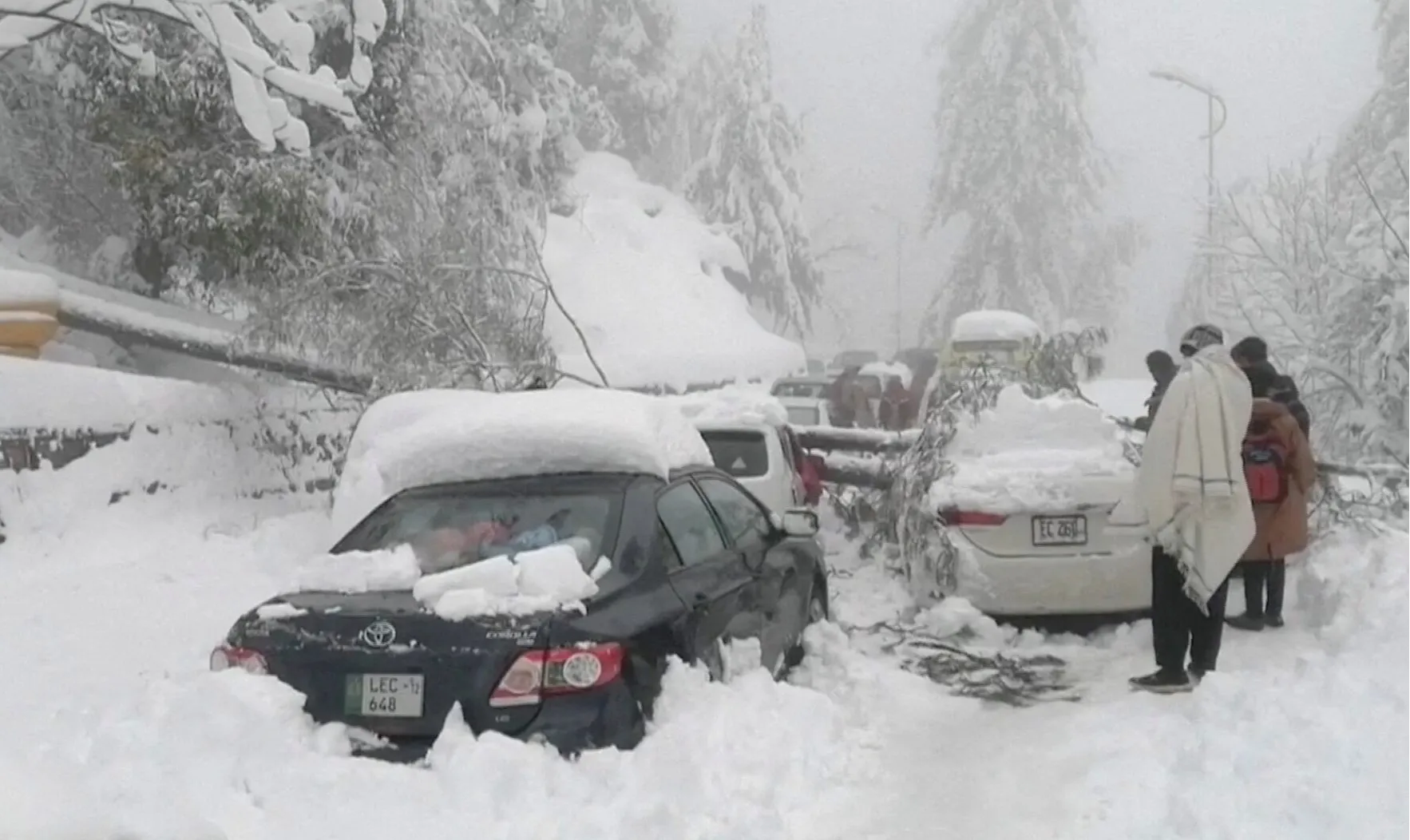 Dezastru provocat de iarnă în Rusia: doi bărbați au murit striviți de mase uriașe de zăpadă