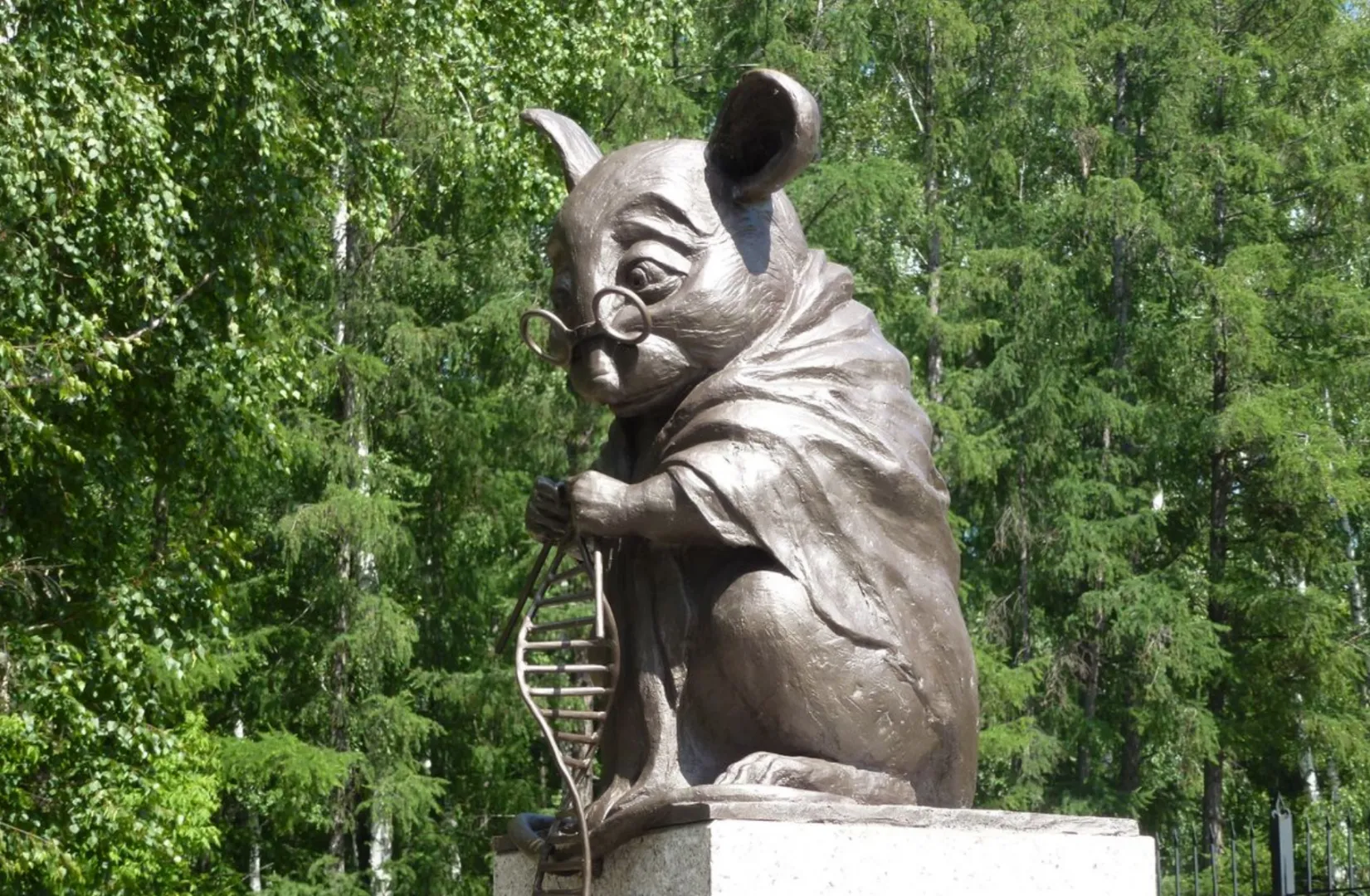 Rusia a ridicat un monument unui șoarece. Ce adevăr delicat se ascunde în spatele acestui gest bizar